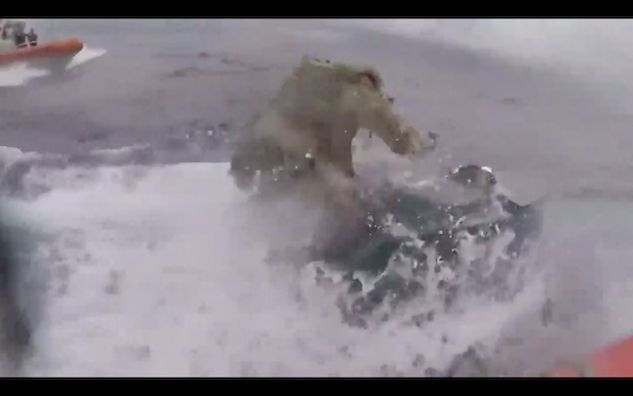 L’inseguimento del sottomarino da parte della Us Guard Coast