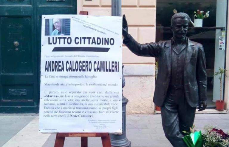 Il caso del manifesto pieno di errori fatto stampare dall’amministrazione M5S di Porto Empedocle per Camilleri