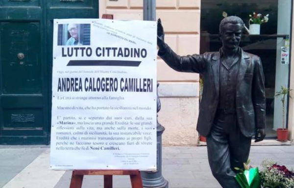 Il caso del manifesto pieno di errori fatto stampare dall’amministrazione M5S di Porto Empedocle per Camilleri
