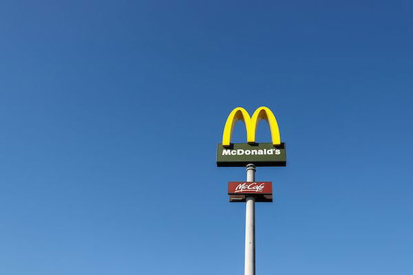 Il McDonald’s Austriaco promuove un panino mediterraneo: «Hey mafioso!»