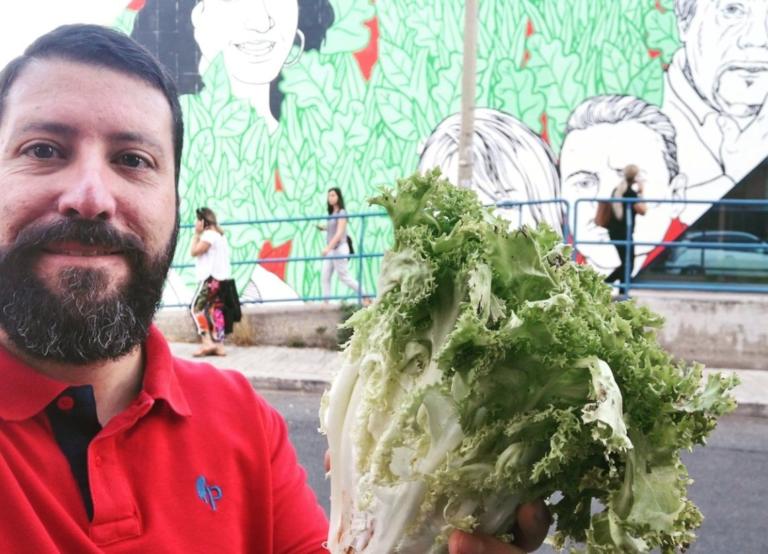 Luca Marsella esulta per la cancellazione del murale di Federica Angeli con un cespo di insalata