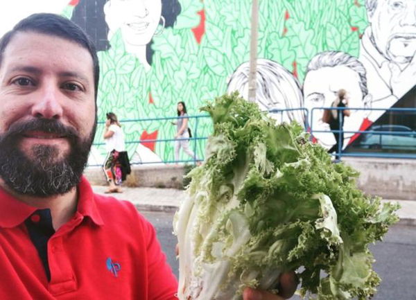 Luca Marsella esulta per la cancellazione del murale di Federica Angeli con un cespo di insalata