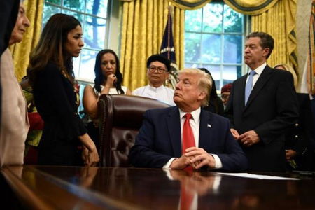 La figuraccia di Trump con Nadia Murad: «Ti hanno dato il Nobel? E perché?» article-post