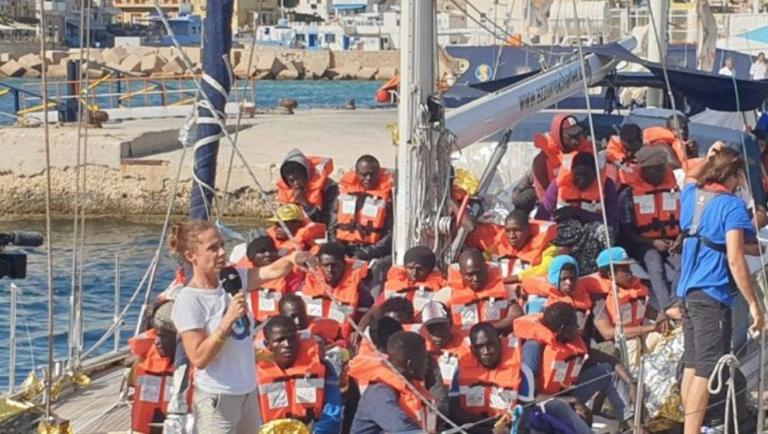 La nave Alex è arrivata a Lampedusa e i migranti stanno sbarcando | VIDEO