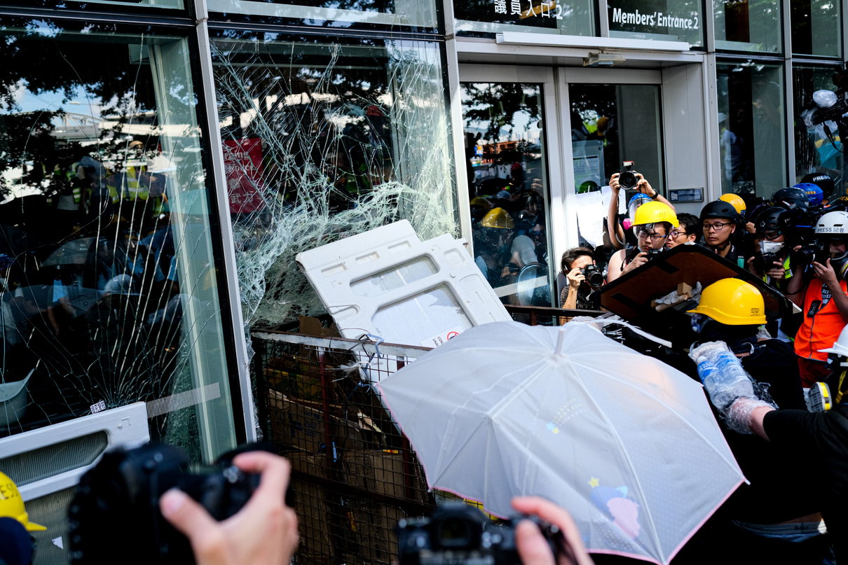 Hong Kong: i manifestanti irrompono nel Parlamento article-post