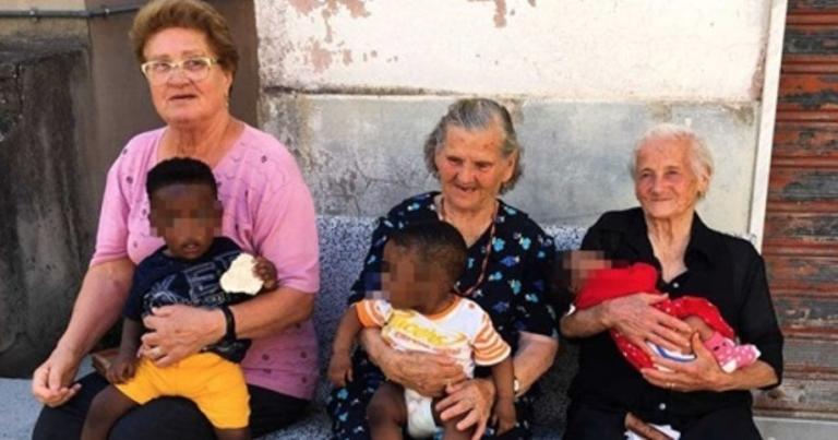 La meraviglia delle nonne di Campoli che tengono in braccio i bimbi del centro di accoglienza
