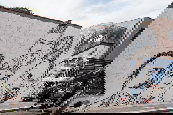 Ostia, cancellati alcuni volti del murales contro la Mafia. Il M5S: «Simulacro della sinistra»