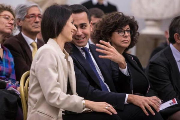 Dopo due giorni dal video della Raggi sui rifiuti, Di Maio dice: «Forza Virginia, siamo con te»