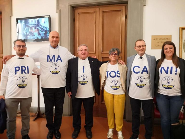 L’errore nella sillabazione dei leghisti con le magliette «Prima i toscani»