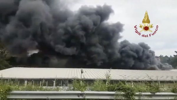 Incendio nel quartiere della Magliana: si alza la maxi nube di fumo