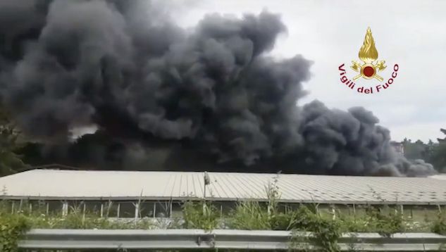 Incendio nel quartiere della Magliana: si alza la maxi nube di fumo article-post