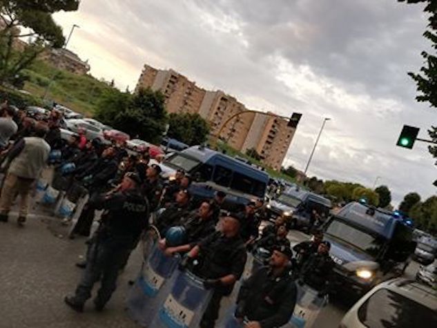 Sgombero dell’ex scuola Don Calabria a Roma, forze dell’ordine e attivisti schierati dall’alba