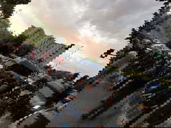 Sgombero dell’ex scuola Don Calabria a Roma, forze dell’ordine e attivisti schierati dall’alba