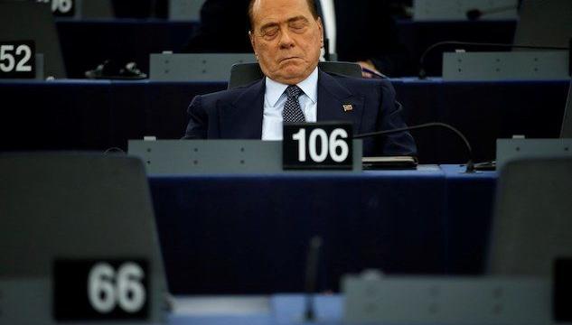 Primo giorno di lavori al Parlamento Europeo, Silvio Berlusconi si appisola