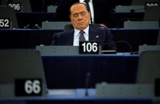 Primo giorno di lavori al Parlamento Europeo, Silvio Berlusconi si appisola