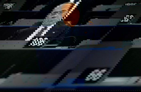 Primo giorno di lavori al Parlamento Europeo, Silvio Berlusconi si appisola