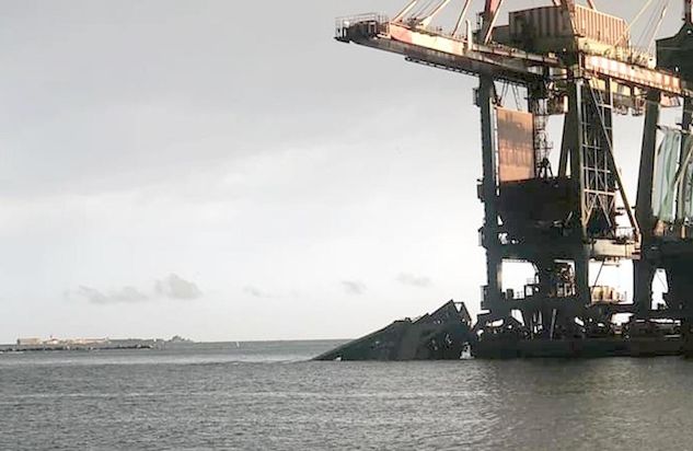 Taranto, crollata per il maltempo una gru dell’Arcelor Mittal: un uomo è disperso