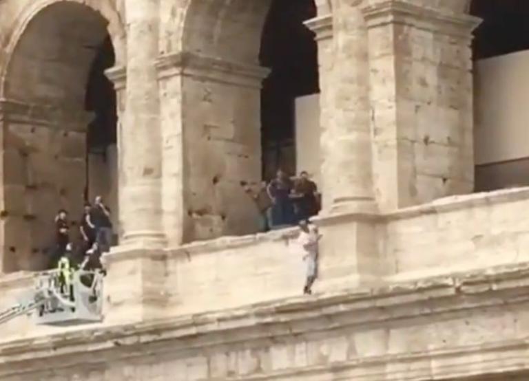Roma, uomo minaccia di lanciarsi dal Colosseo | VIDEO