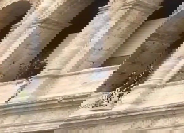 Roma, la protesta della guida che minacciava di lanciarsi dal Colosseo | VIDEO