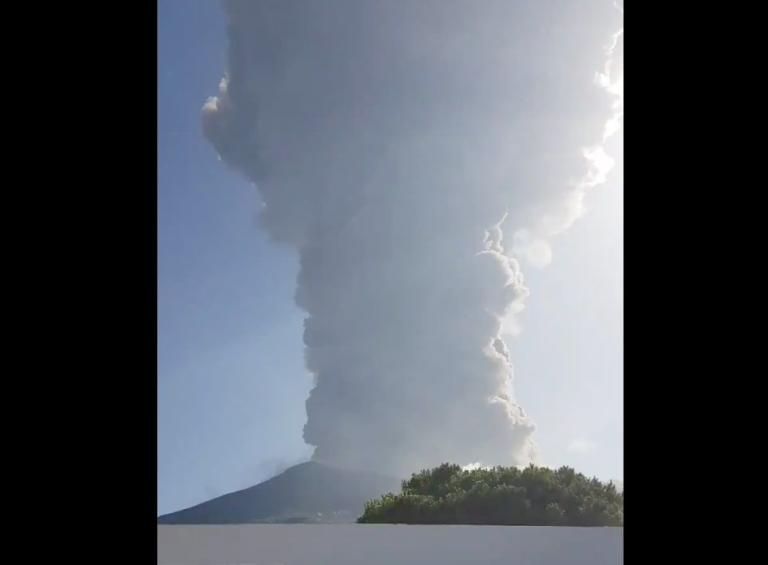 Da Uccio De Santis ai turisti stranieri: tutti i video dell’eruzione di Stromboli | VIDEO