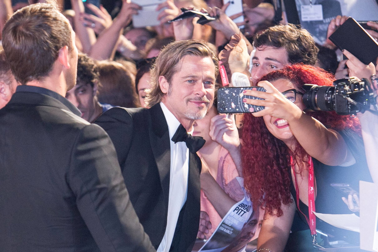 Venezia 76: Brad Pitt e Scarlett Johansson fanno impazzire i fan il secondo giorno article-post