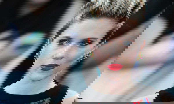 Scarlett Johansson: Arrivo in piena notte a Venezia 76