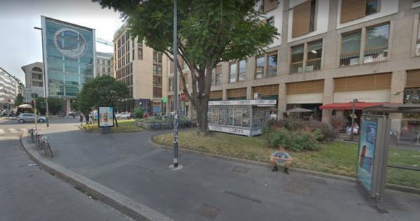 Aggressione in pieno centro a Milano: donna gravemente ferita da uno sconosciuto