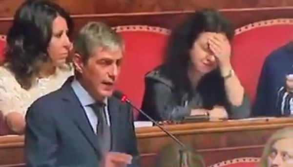 Tav, anche i grillini si mettono le mani nei capelli mentre parlano altri grillini | VIDEO
