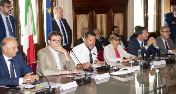 Salvini diceva di non voler togliere il «bonus Renzi», ma ai sindacati è stato annunciato l’addio agli 80 euro