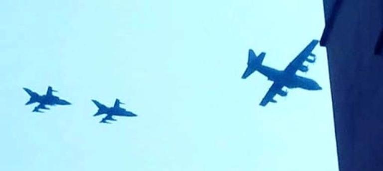 Perché su Milano stanno volando due caccia che scortano un cargo militare