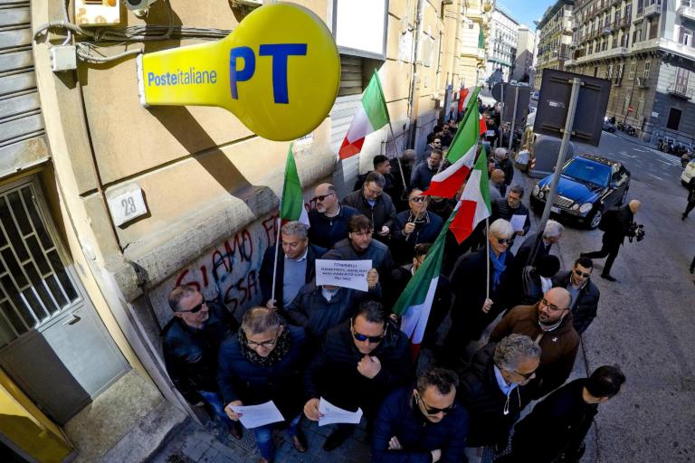 Reddito di cittadinanza, una sola card per due fratelli: lite su come spendere 700 euro