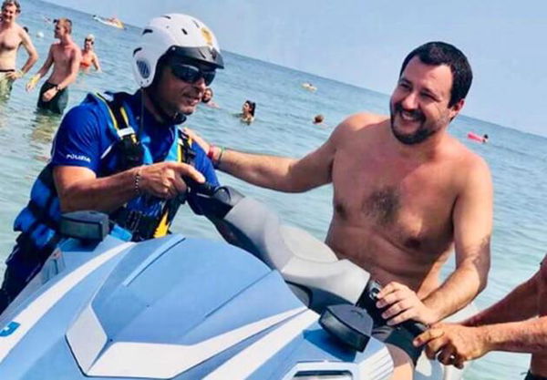 Salvini ha convocato una conferenza stampa al Papeete Beach