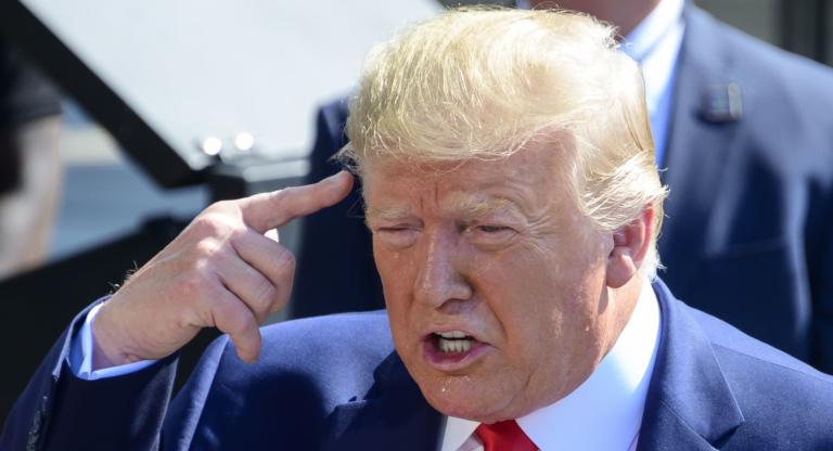 Trump sostiene che dietro la morte di Epstein ci sia una cospirazione ordita da Clinton