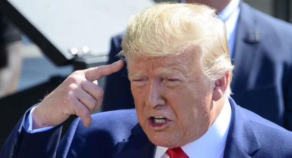 Trump sostiene che dietro la morte di Epstein ci sia una cospirazione ordita da Clinton