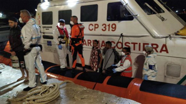 Open Arms, il medico di Lampedusa che dice che i migranti stanno bene è in vacanza