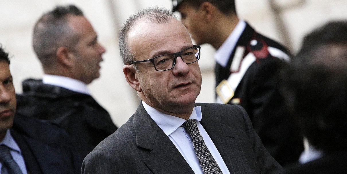 Gianfranco Rotondi aggredito dai fan di Salvini durante un’intervista: «Porco! Non parlare male del Capitano» article-post