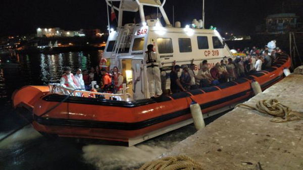 Mentre la Open Arms è bloccata da Salvini, arrivano 57 migranti su un barchino fantasma
