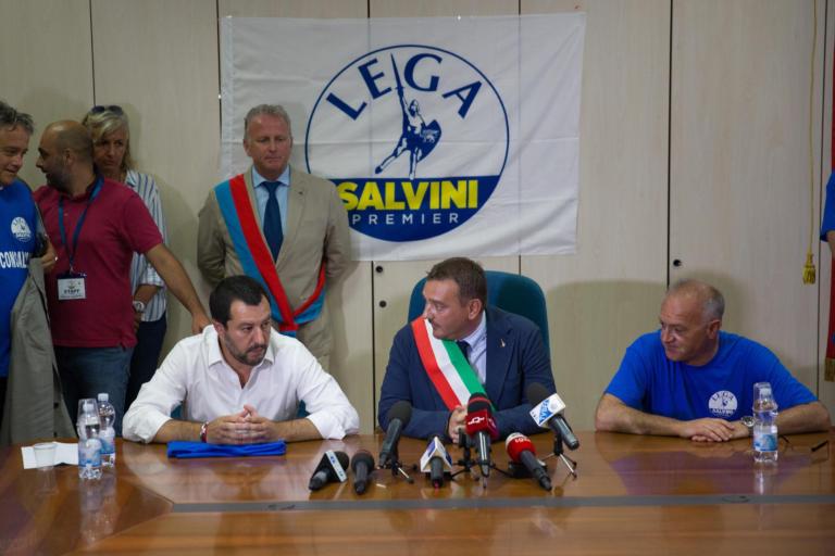 Vola la Lega, crolla il M5S: il sondaggio premia Salvini e boccia Di Maio