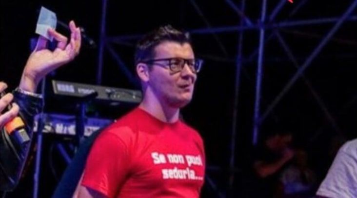 Loris Corradi, vicesindaco di FdI, mostra la maglietta: «Se non puoi sedurle, puoi sedarle»