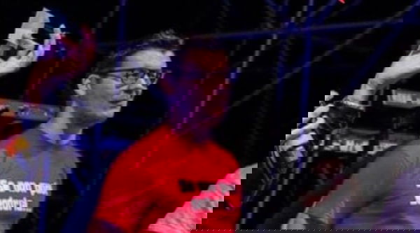 «Se non puoi sedurla, puoi sedarla»: Loris Corradi finisce in tribunale per la maglietta