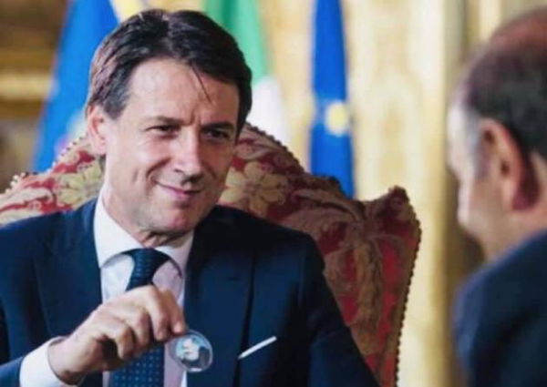 Luca Morisi attacca Conte per la critica a Salvini sul rosario: «E allora la medaglietta di Padre Pio?»