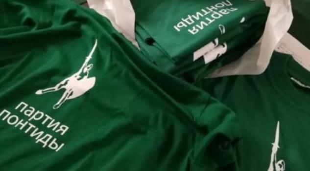 La Lega vuole ironizzare sui «fondi dalla Russia», ma sbaglia la scritta sulle magliette