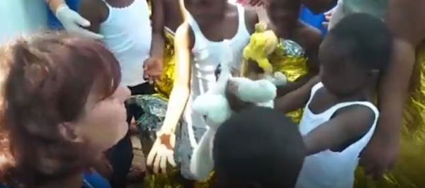 Salvini firma il divieto per la Mare Jonio, mentre i bambini a bordo sorridono per i giochi ricevuti | VIDEO