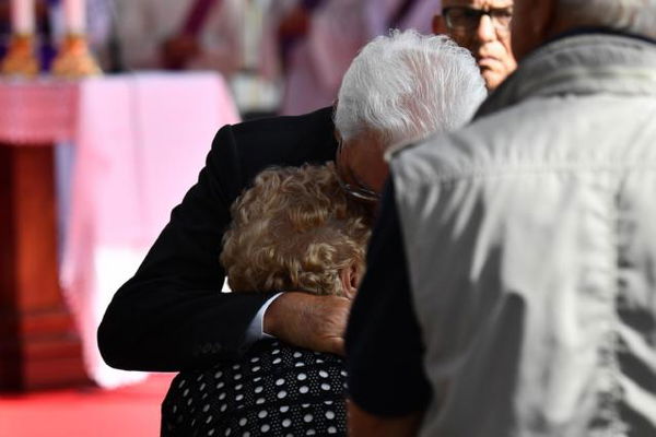 Mattarella, l’abbraccio, l’Italia