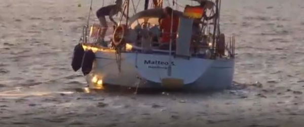 La ong che si prende gioco di Salvini: a Lampedusa spunta la barca Matteo S. | VIDEO