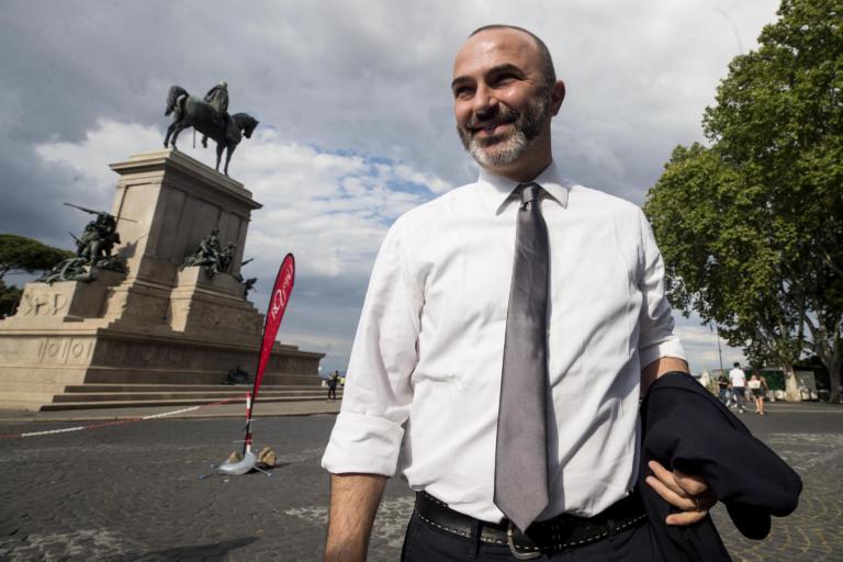 Di Battista dice «sei un grande» ai grillini che si dimettono