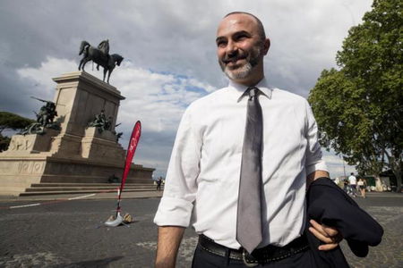 Di Battista dice «sei un grande» ai grillini che si dimettono article-post