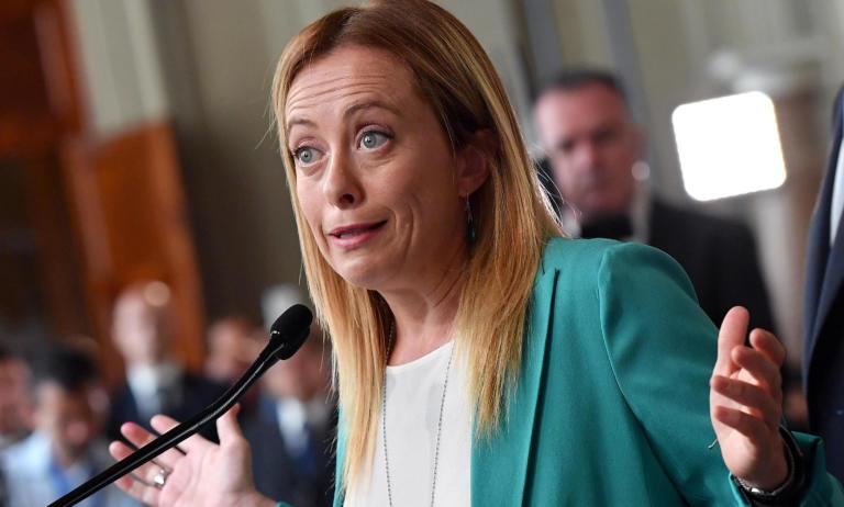 La Meloni nel mirino di Report: così bot e social favoriscono il consenso