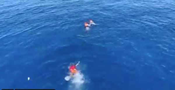 Open Arms, quattro migranti si gettano in mare: recuperati dai soccorritori