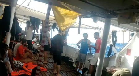 Open Arms, la nave scortata dalla Marina verso le acque italiane article-post